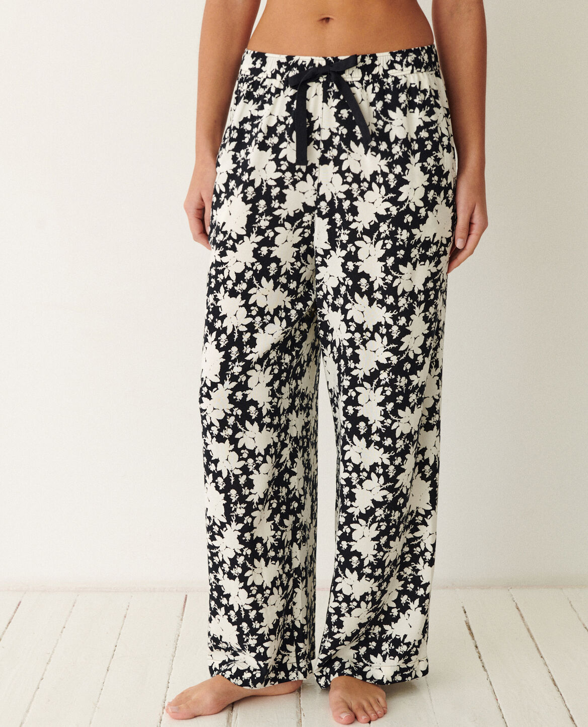 Hose RELAX PRINT Blume Rosenhecke Schwarz