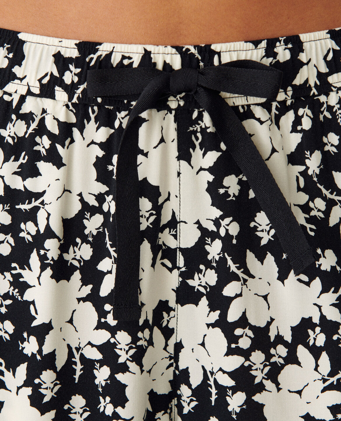 Hose RELAX PRINT Blume Rosenhecke Schwarz